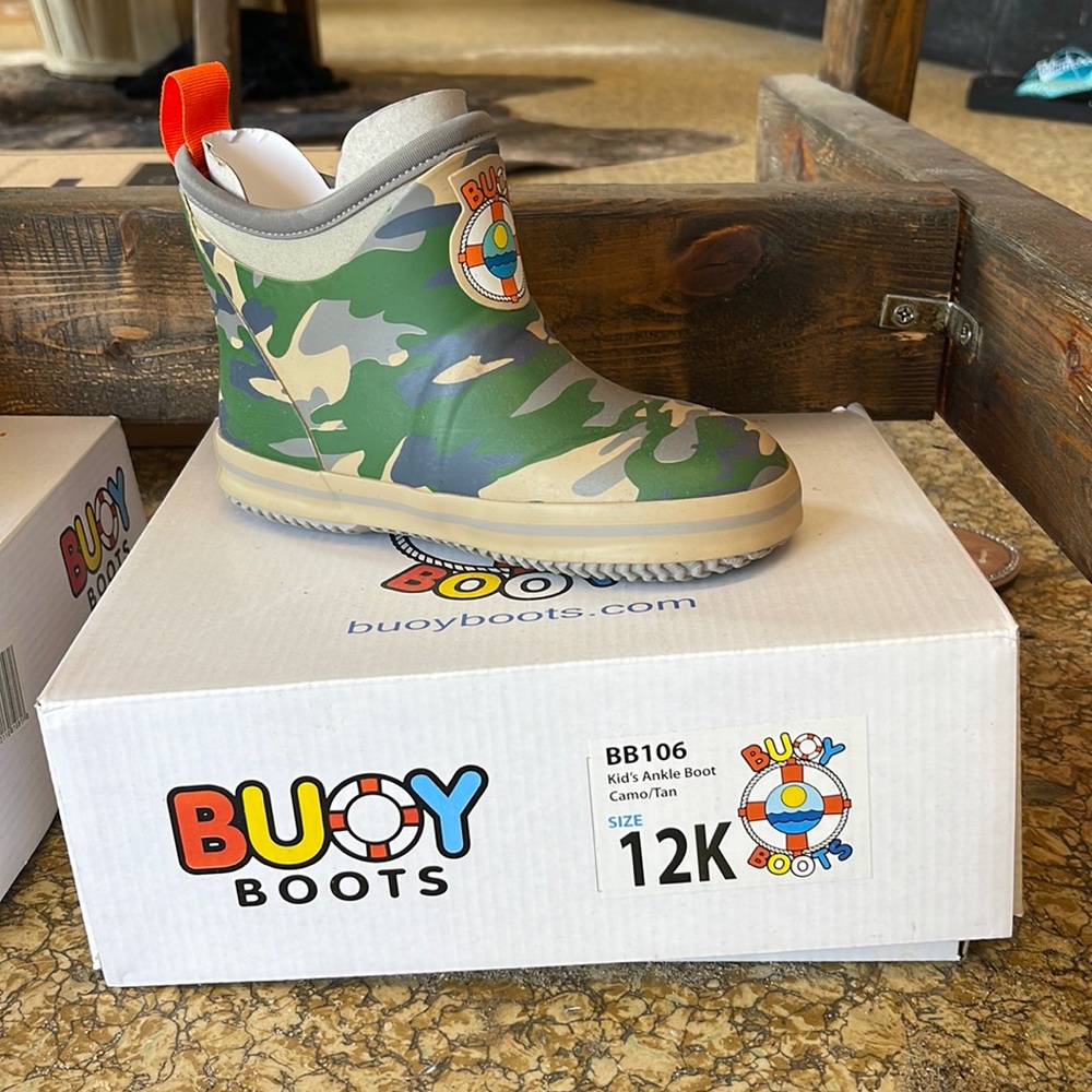 Buoy boots.size 12 kids brand new. Never been wore
